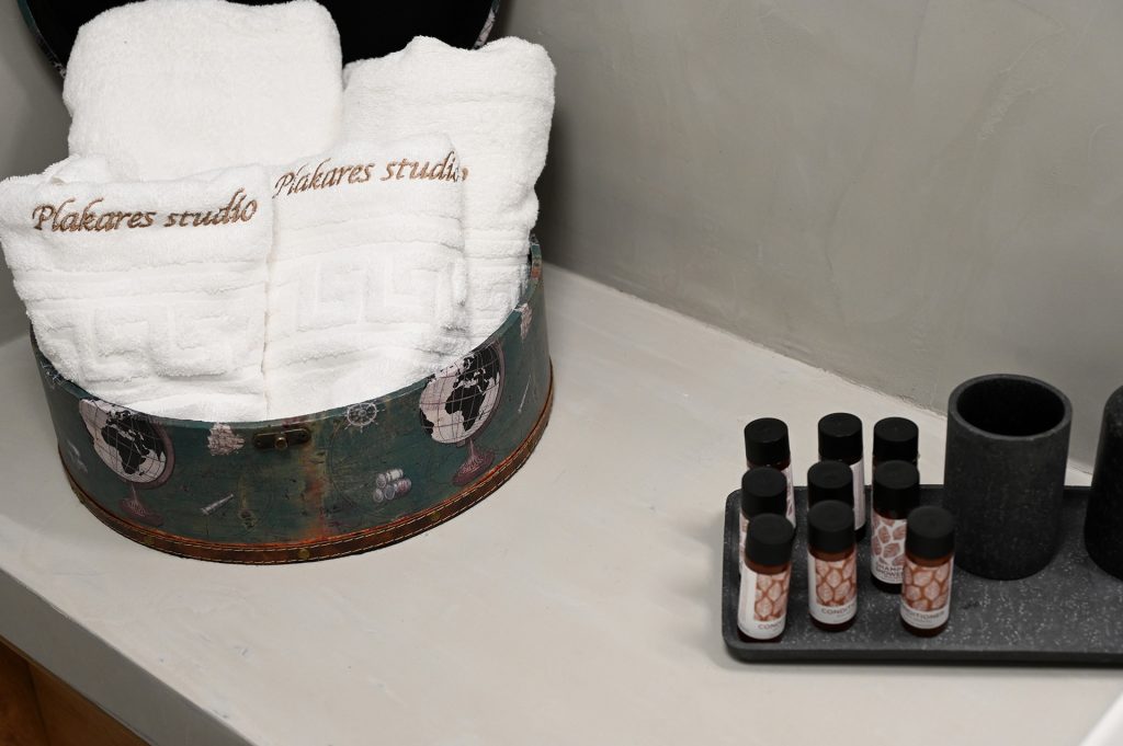 Plakares Studio 2